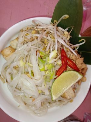 Fideos de arroz, tofu, brotes de soja, chalota at MOYA brunch in Sevilla