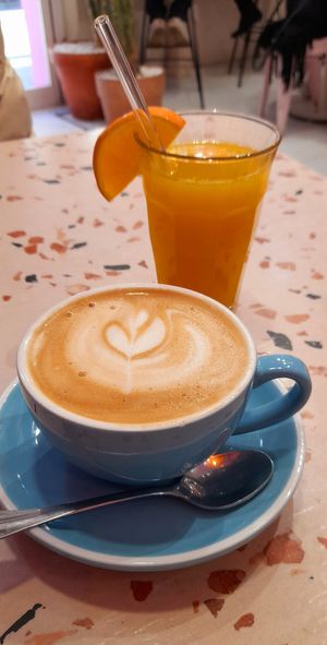 Oatly coffee latte at MOYA brunch in Sevilla