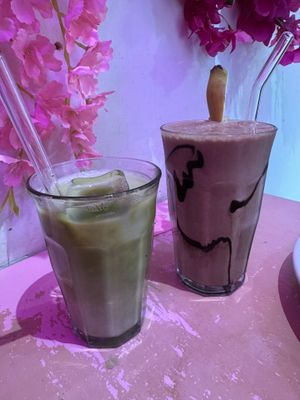 Iced matcha latte + Banana milkshake at MOYA brunch in Sevilla