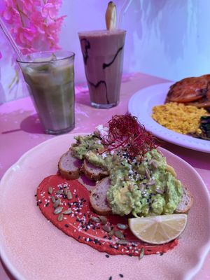 Avocado toast + beet hummus at MOYA brunch in Sevilla