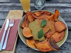 Linsengericht mit Süßkartoffelchips at Ambiente Africa in Stuttgart
