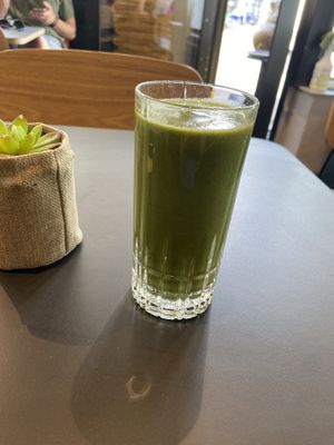 Green smoothie: tasty, thick and cold  at Seven Sundays - Osterstrasse in Hannover