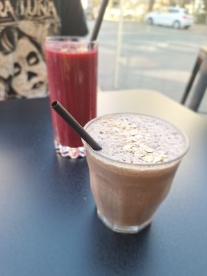 Red smoothie and cookie smoothie at Seven Sundays - Osterstrasse in Hannover