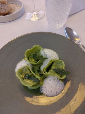Main 1, tortellini with wild garlic and fermented lemon at De Vijf Seizoenen in Brakel