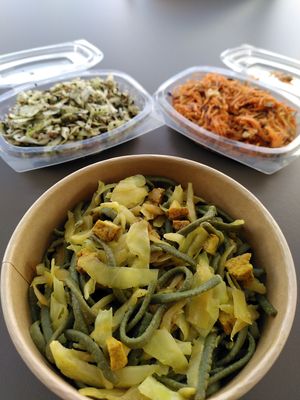 Spirulina noodles with tofu and cabbage at Heltie in Gavere