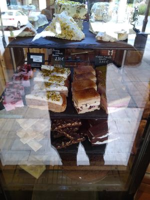 Lots of cakes and on the bottom shelf: homemade vegan versions of chocolate bars at The Sweet Vegan in Nuremberg