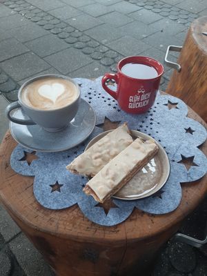 Hazelnut cappuccino, Weiße Glühwein, white snickerbar at The Sweet Vegan in Nuremberg