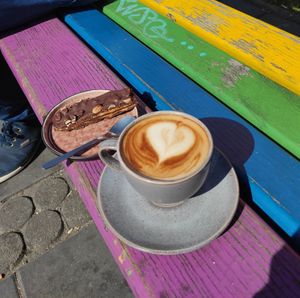 Hafermilch Cappuccino und like Snickers vegan at The Sweet Vegan in Nuremberg