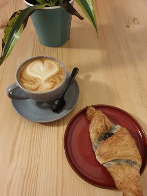 Cappuccino und Croissant at The Sweet Vegan in Nuremberg