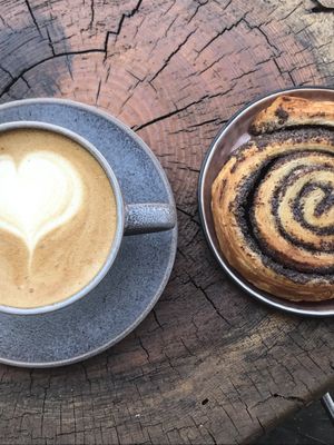 Super leckere Mohnschnecke und toller Milch Kaffee   at The Sweet Vegan in Nuremberg