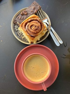 Cinnamon roll and snickers    at The Sweet Vegan in Nuremberg