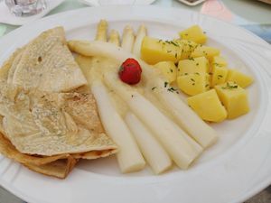 Tagesangebot: Spargel mit vegane Hollandaise sauce at Melange in Bad Wildbad