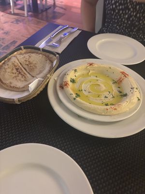 Das das Brot 🥲 für 12€ mit dem hummus   at Avinyo10 in Barcelona