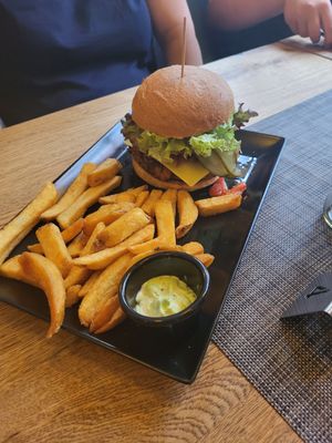 Veganer Burger mit Pommes und veganer Bärlauchmayo at Eskinivvach Burger in Eisenach
