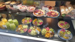 Already prepared bowls, smoothies and spinach pancakes at Happy Foods in Oslo
