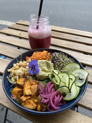 Bowl & beet “lassi”    at Happy Foods in Oslo