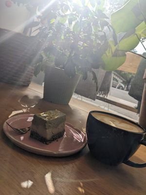 Matcha mint cake and latte at Happy Foods in Oslo