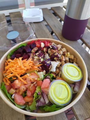 Ensalada grande con base de arroz y lechuga. Tofu, pimoento rojo,zanahoria,ceboll, tomate, remolacha. Toppings de frutos secos y aliño de curry👌🔝 at Orgànic in Sant Feliu De Guixols