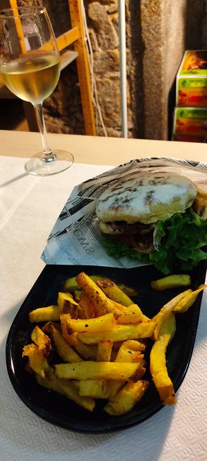Quitaron el queso y la mayonesa at À Moda Antiga in Viana Do Castelo