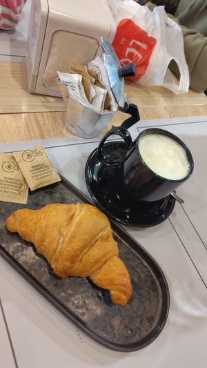 Matcha latte with oat milk and vegan croissant at Trecaffè in Rome