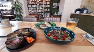 Hummus and salad tabuleh at Insensato in Tomar