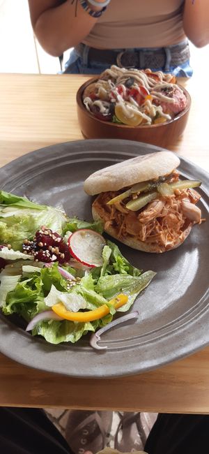 Jaca "chicken" burger & falafel salad at Insensato in Tomar