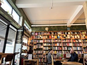 Um sonho livros vs comida vegan  at Insensato in Tomar