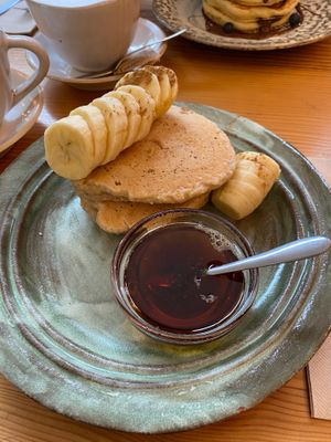 Opção vegan: Panquecas de aveia com rodelas de banana, canela e maple syrup  at Insensato in Tomar