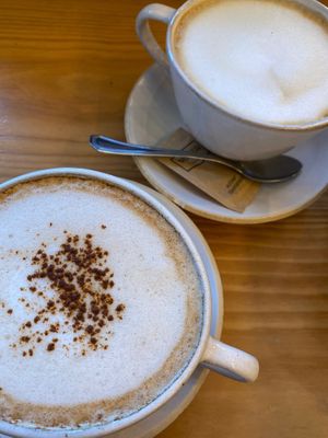 Bebidas: Pumpkin latte e Capuccino 
Alternativa vegetal de aveia ou amêndoa acresce mais € at Insensato in Tomar