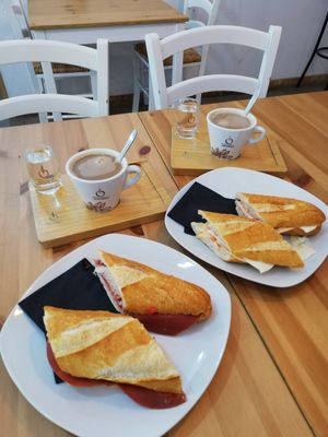 Esmorzar 100% vegà at La Raval Santanna in Reus