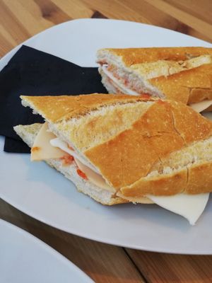 Entrepà de pernil dolç i formatge at La Raval Santanna in Reus