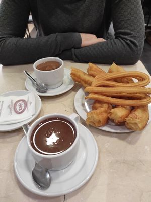 Chocolate vegano con churros y porras at Chocolateria 1902 in Madrid