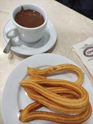 Churros + chocolate (vegan, 7.50 EUR) at Chocolateria 1902 in Madrid