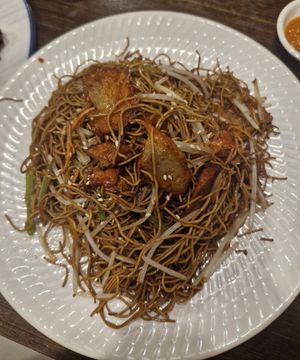 (S005): Stir-fried noodles with Veggie BBQ Pork. They ran out of flat noodles so gave us Singaporean noodles instead. at Veggie Kingdom 緻素坊 in Kowloon