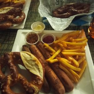 Bretzel e selezione di salsicce e salse vegan at Ritual Bar in Bussolengo