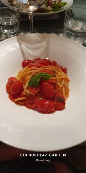 Spaghetti with tomatoes at Chi Burlaz Garden in Rimini