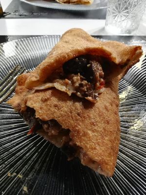 pizza fritta classica at Isabella De Cham in Naples