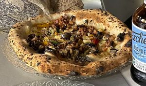 vegan pizza at Isabella De Cham in Naples