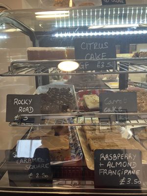 Tout est beau et bon , quelques options sans gluten, possibilité d’avoir du lait végétal dans les boissons. Sandwichs en version végétarien possible aussi.   at Rosemarkie Beach Cafe and Exhibition in Fortrose