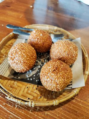 Banh Ran fried sesame Balls with Red Bean Paste filling at Cà Pháo in Hannover