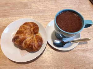 Croissant vegano y chocolate caliente con bebida de soja at La Iaia Terol in Rubi
