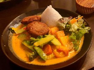 75 Jackfrucht-Hackbällchen mit frischem Gemüse in leicht scharfer Kokos-Curry-Soße at Hà Nôi in Bad Kissingen