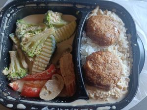 Jackfruit Bällchen mit Gemüse, Reis in Erdnusssoße at Hà Nôi in Bad Kissingen