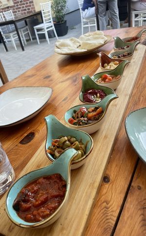 Als erstes bekommt man eine Variation an Mezze, danach Hauptspeisen😄 at Hidden Kitchen in Nuremberg