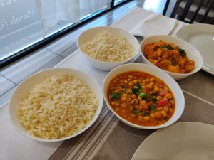 Chickpeas and cauliflower potatoes at Heera in Epernay