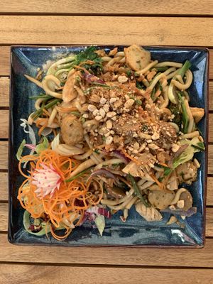 Udon Nudeln mit „BBQ-Huhn“ (vegan) at Noodle Bowl in Augsburg