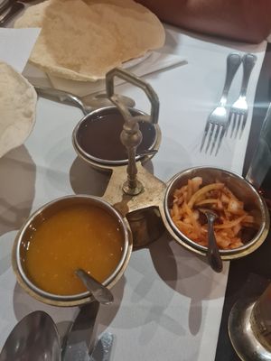 Poppadoms and dips at Spice Lounge in Albufeira