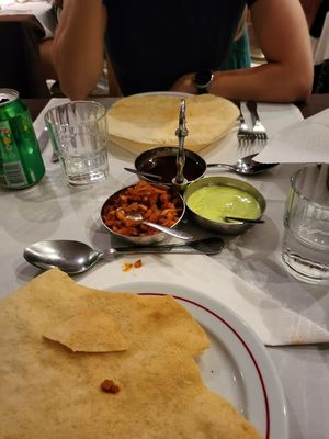 Poppadoms with two vegan dips at Spice Lounge in Albufeira