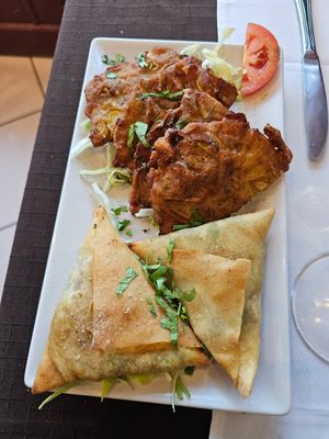 Vegetable samosas and onion bhajis at Spice Lounge in Albufeira