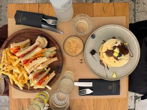 Clubsandwich mit Pommes & Pancakes  at My Habit in Corfu